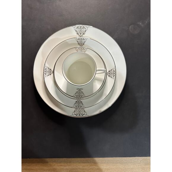 Vera Wang Wedgewood Imperial scroll - Picture 1 of 7